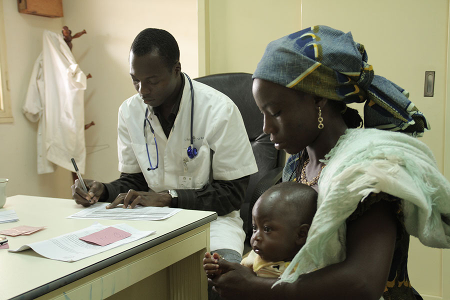 Mutter und Kind beim Arztbesuch in einer afrikanischen Klinik.