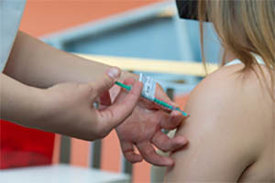 Verabreichung einer COVID-19-Impfung.