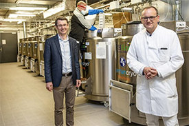Professoren Thomas Illig (links) und Markus Cornberg (rechts) in der Biobank;