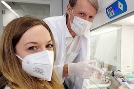 Doktorandin Samira Marx und Prof. Dr. Gunther Hartmann vom Exzellenzcluster ImmunoSensation2 im Labor