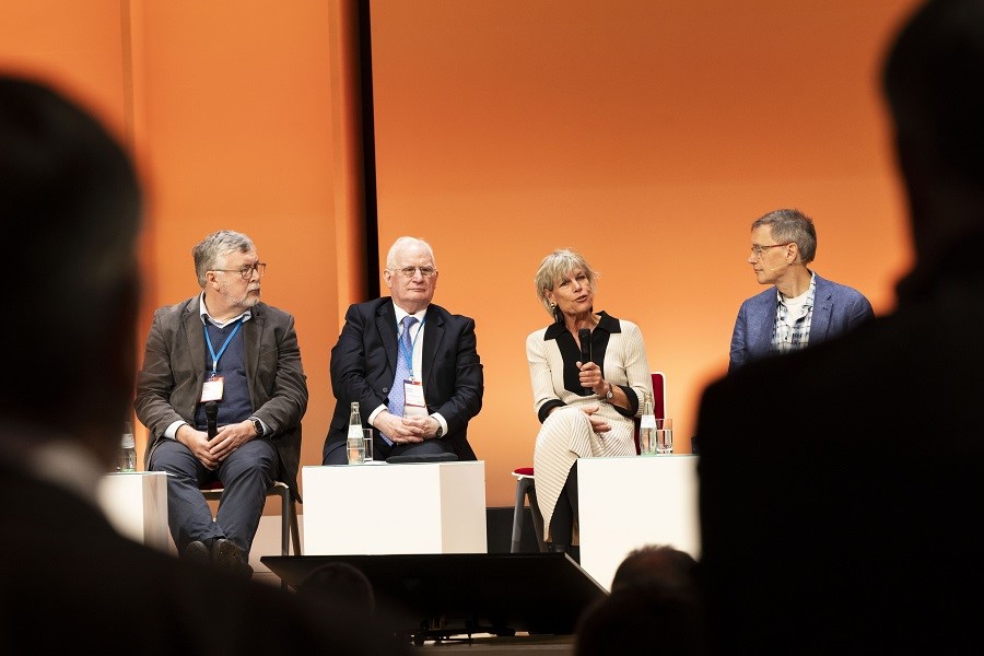 Offene Diskussionsrunde mit (v.l.n.r) Hans Schöler, Antonio Autiero, Bettina Schöne-Seifert und Moderator Volkart Wildermuth 
