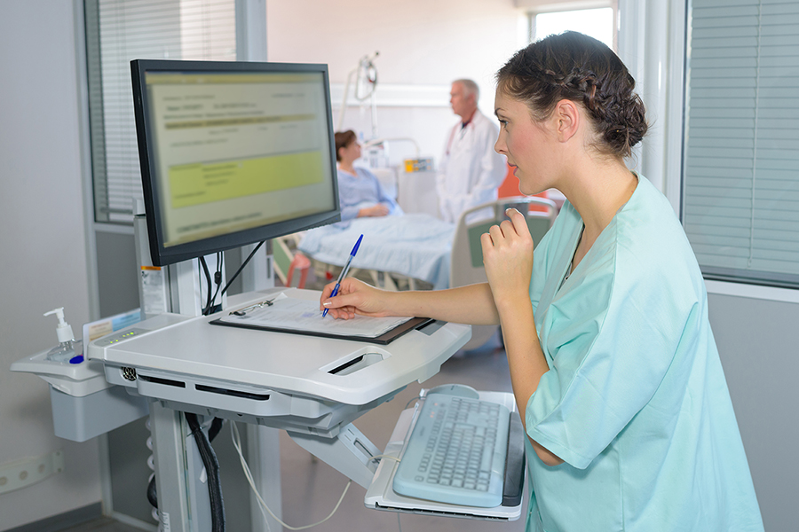Medizinische Fachangestellte überträgt digitale Patientendaten