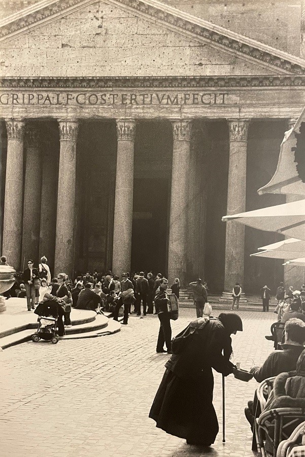 Eine Straßenszene auf einem Platz in Rom