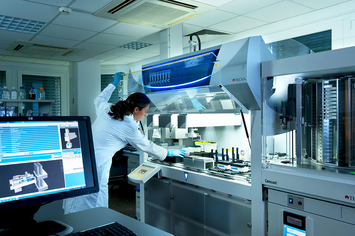 Die EU-OPENSCREEN-Partnerstandorte stellen Forscherinnen und Forschern modernste Technik für die Wirkstoffsuche zur Verfügung.