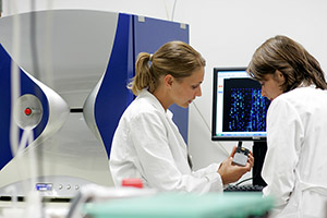 Zwei Forscherinnen im Labor