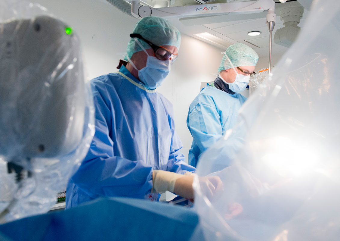 Vielen Patientinnen und Patienten mit verengten Herzkranzgefäßen werden Stents implantiert.