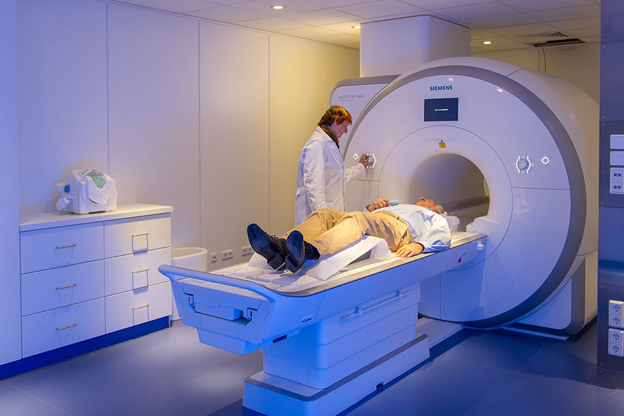 Patient wird für eine Magnetresonanztomographie vorbereitet.