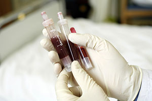 Medizinisches Personal hält Blutkonserven.