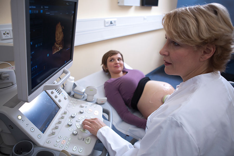 Ultraschalluntersuchung einer Schwangeren.