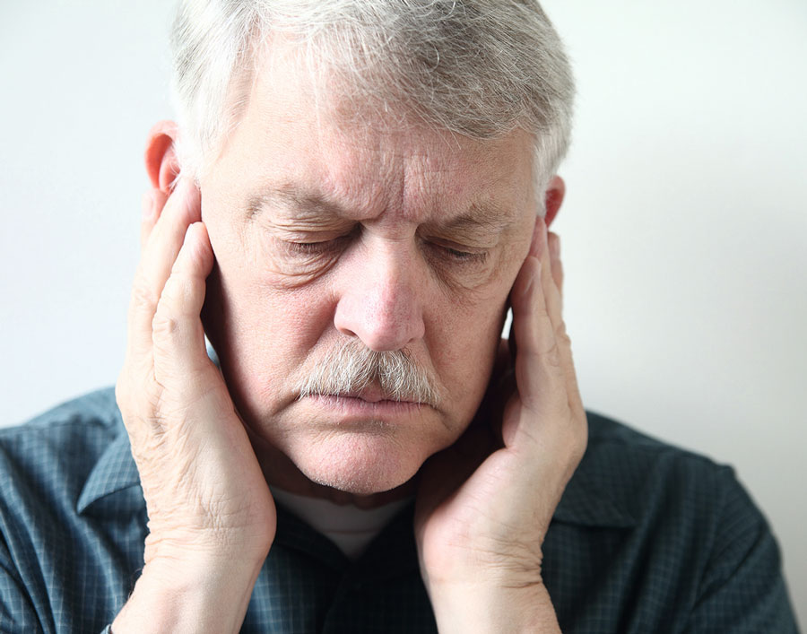 Ein Hörsturz kann sich durch plötzlich einseitige Hörprobleme („Innenohrschwerhörigkeit“) bemerkbar machen.