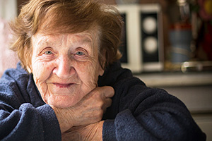 Porträt von älterer Dame in ihrem Zuhause