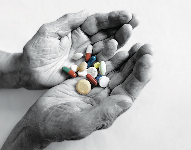 Besonders ältere Menschen müssen viele Medikamente einnehmen. Aber ist das unbedingt immer nötig?