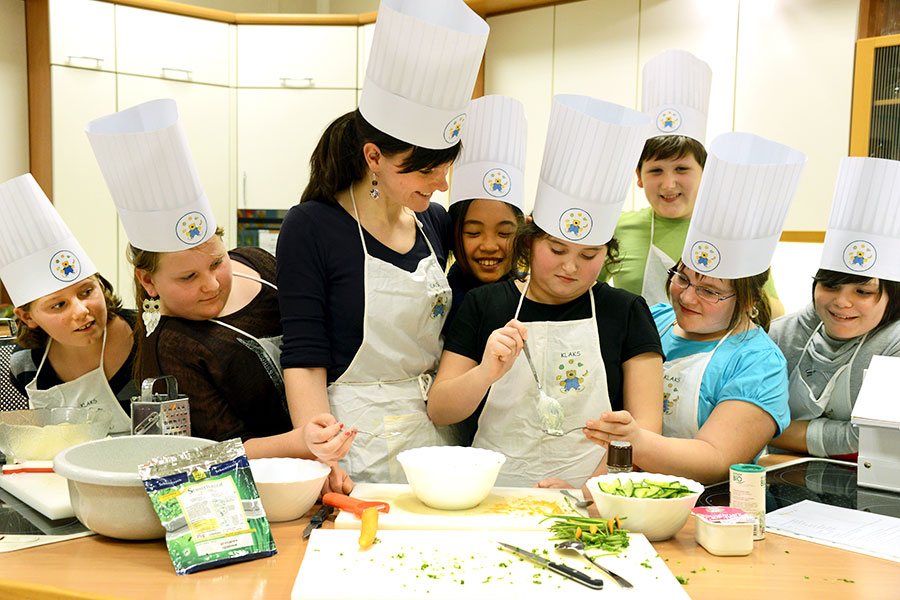 Beim gemeinsamen Kochen lernen die Kinder, was gesund ist und zugleich lecker schmeckt.