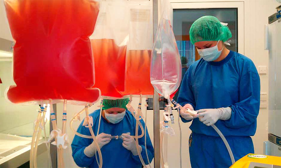 Mitarbeiterinnen der Tübinger Firma Synimmune bei der Produktion der Antikörper. Sie werden in einem sogenannten GMP-Labor unter strengen Reinheitsvorschriften produziert.