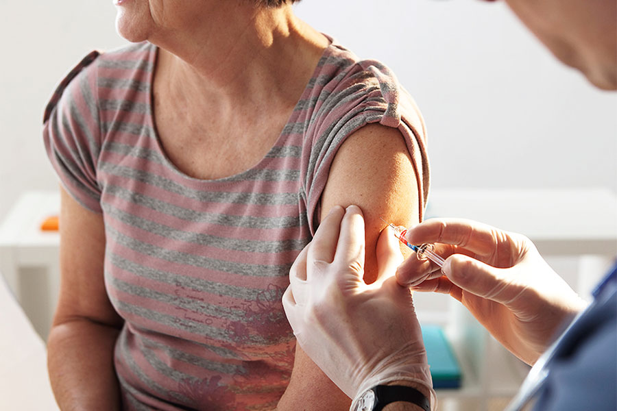 Älteren Menschen wird dringend empfohlen, sich gegen Grippe impfen zu lassen. Denn sie zählen zu den Risikogruppen für einen schweren Verlauf der Infektion. Doch gerade bei den über 60-Jährigen wirkt die Impfung häufig schlechter.