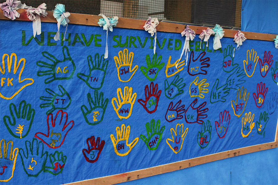We have survived Ebola: eine Wand, die die Dankbarkeit vieler Überlebender zeigt.