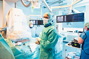 Eine Ärztin und Assistenten in einem Operationssaal
