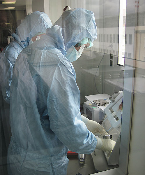 Die Zellprodukte werden im Reinraum unter sterilen Bedingungen hergestellt.