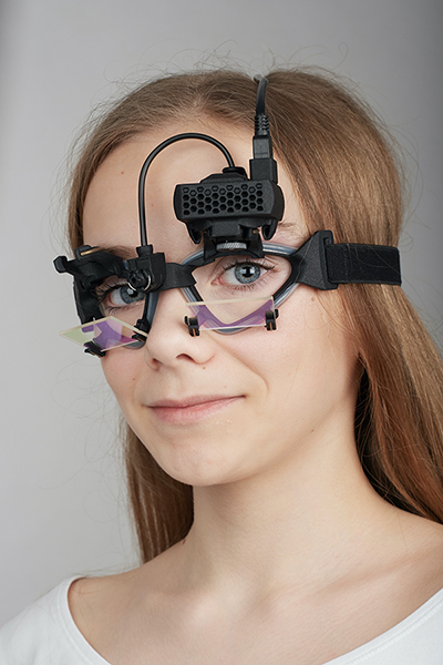 Frau trägt Apparatur zur Videookulographie. Mit diesem Gerät können Augenbewegungen gemessen werden. 