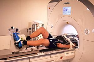 Ein Echtzeit­-MRT kann Aufnahmen des Herzens bei Belastung machen. Die Patientinnen und Patienten müssen nicht wie beim herkömmlichen MRT still liegen und die Luft anhalten.
