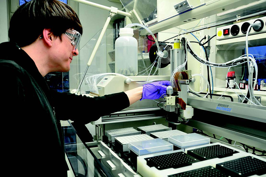 Ein Wissenschaftler bedient in einem Labor ein Massenspektrometer.