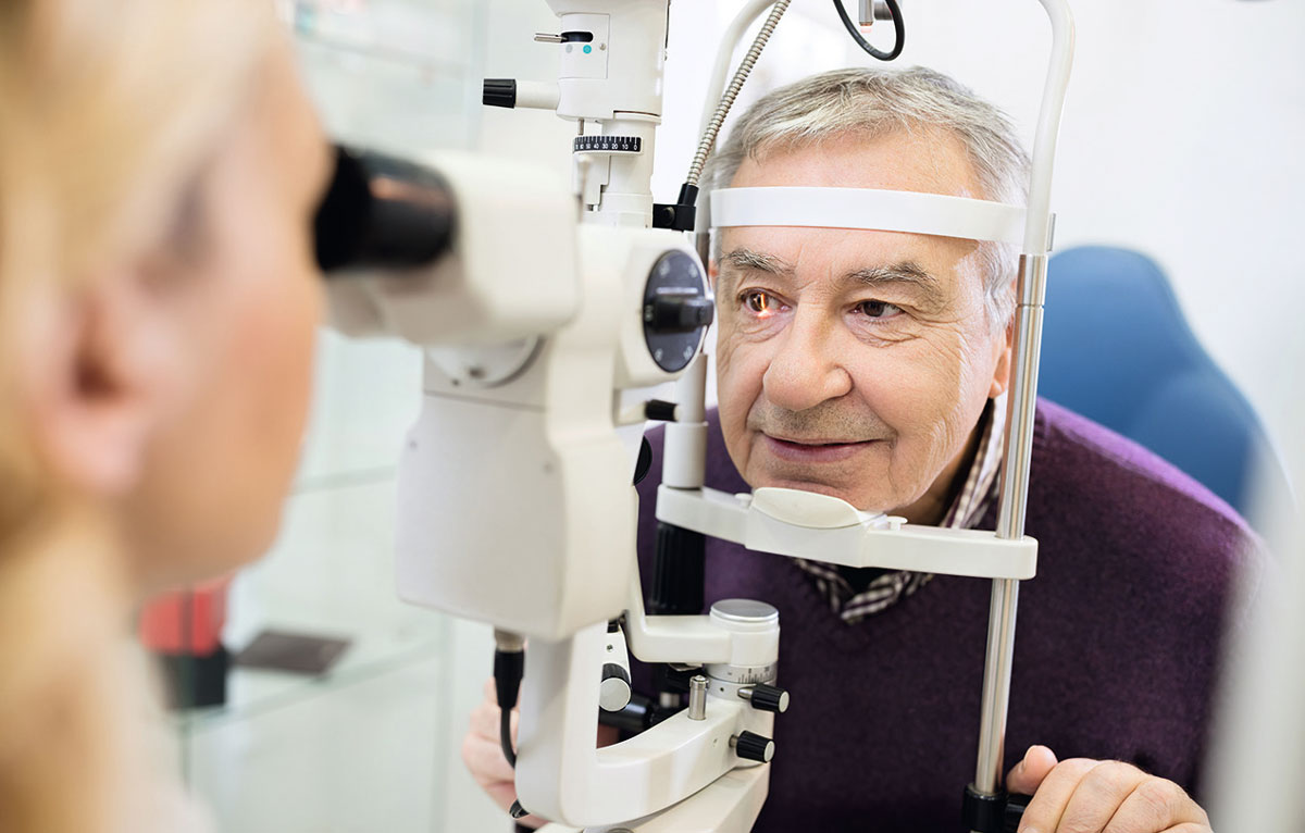 Die ersten Symptome einer regenerativen Netzhauterkrankung treten meist im Erwachsenenalter auf. Die Krankheit verläuft in der Regel schleichend: Die Patientinnen und Patienten verlieren Stück für Stück ihr Augenlicht.