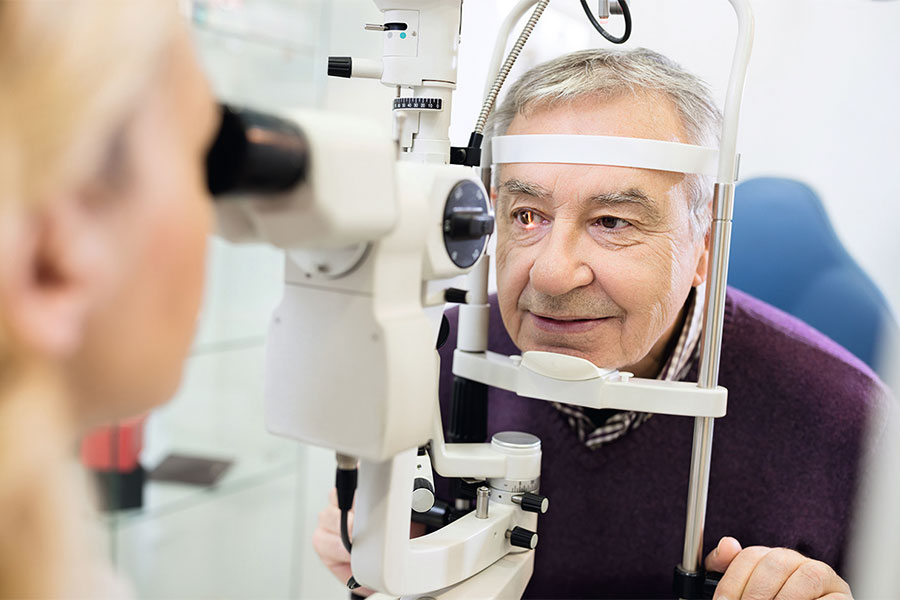 Die ersten Symptome einer regenerativen Netzhauterkrankung treten meist im Erwachsenenalter auf. Die Krankheit verläuft in der Regel schleichend: Die Patientinnen und Patienten verlieren Stück für Stück ihr Augenlicht.