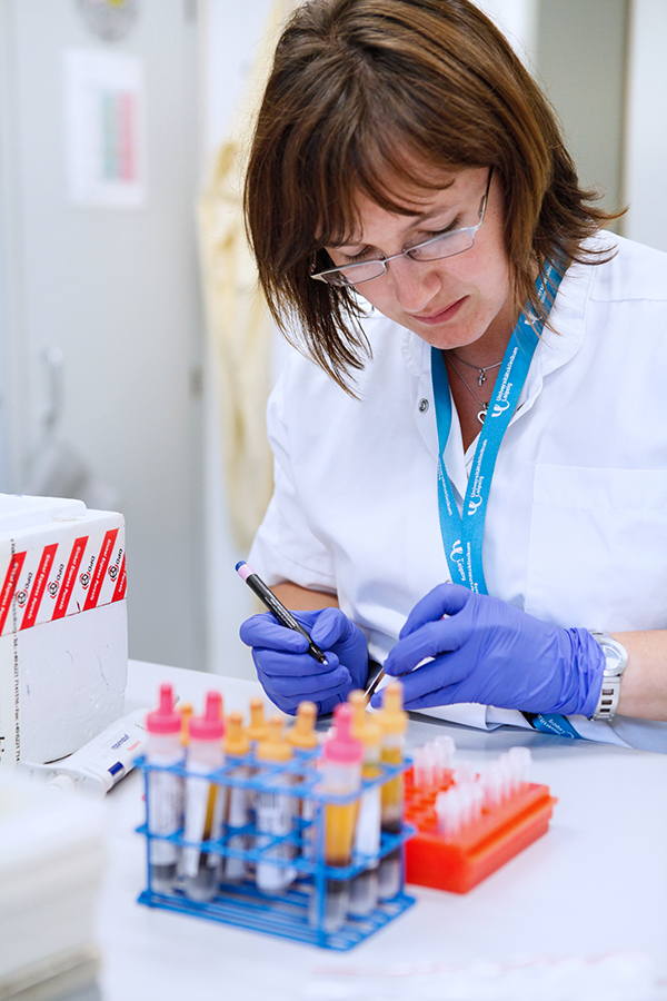 Deutschlandweit werden Forscherinnen und Forscher rund 18.000 Blutproben von Kindern und Jugendlichen auf Antikörper gegen das Virus testen. 