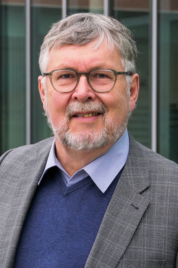 Porträt Professor em. Dr. Hans R. Schöler