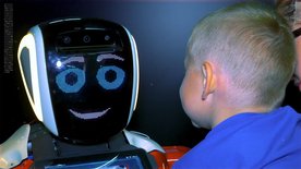 Kind mit Roboter
