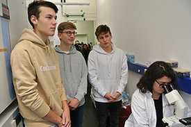 Als Teil des Diskursprojektes besuchten Schülerinnen und Schüler die Labore des Helmholtz-Zentrums in München. 