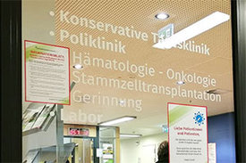 Eingang zur Konservativen Tagesklinik des Universitätsklinikums Jena 