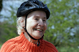Ältere Frau mit Fahrradhelm