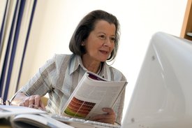 Ältere Frau informiert sich am Computer
