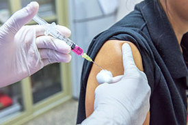Eine Patientin wird gegen Grippe geimpft.
