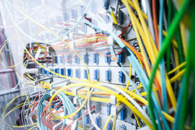 Computer mit komplexen Kabelverbindungen