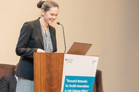 Prof. Dr. Veronika von Messling, Ministerialdirektorin und Leiterin der Abteilung „Lebenswissenschaften“ im BMBF, spricht an einem Rednerpult