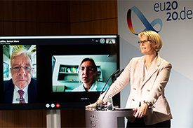 Bundesforschungsministerin Anja Karliczek in einer gemeinsamen Pressekonferenz mit Prof. Dr. Bettina Löffler (Universität Jena) sowie Prof. Dr. Gernot Marx (RWTH Aachen). 