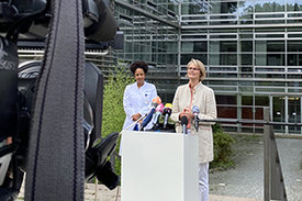 Am Universitätsklinikum Hamburg-Eppendorf informiert sich Forschungsministerin Anja Karliczek über den Stand der Corona-Forschung - unter anderem bei Impfstoffforscherin Prof. Marylyn Addo (links). 