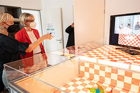 Bundesforschungsministerin Anja Karliczek lässt sich von Prof. Dr. Silvia Schneider das Labor "Virtuelle Klippe" erläutern. 