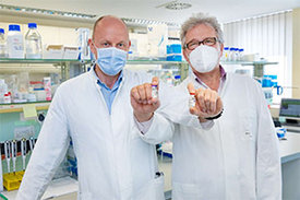 (von links): Professor Behrens und Professor Förster im MHH-Institut für Immunologie mit Impfampullen der Firmen AstraZeneca und Biontech/Pfizer.