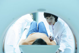 Ein Patient wird in die Röhre eines MRT-Scanners geschoben.