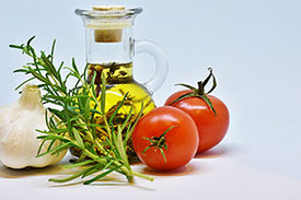 Lebensmittel: 1 Flasche Speiseöl, Tomaten, Knoblauch, Rosmarin