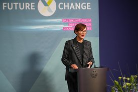 Bundesforschungsministerin Bettina Stark-Watzinger an einem Rednerpult.