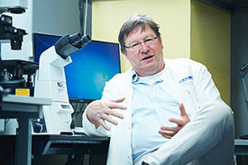 Stephan Urban ist Professor für Translationale Virologie am Universitätsklinikum Heidelberg.