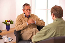 Therapeut spricht mit Patient