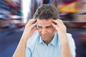 Wer an Cluster-Kopfschmerz leidet, ist von unerträglichen, anfallsartigen Schmerzen geplagt.