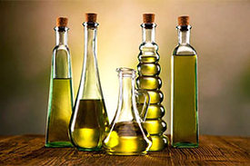 Gesunde Omega-3-Fettsäuren sind in pflanzlichen Ölen wie Echium- und Leinöl und in verschiedenen Fischsorten wie Lachs oder Sardinen enthalten.