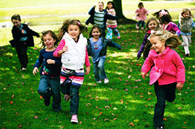 Laufen und Toben: Kinder lieben es, sich zu bewegen. Wenn Kinderrheuma frühzeitig erkannt und gezielt behandelt wird, können auch erkrankte Kinder wieder schmerzfrei mitspielen.