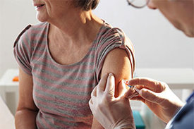 Älteren Menschen wird dringend empfohlen, sich gegen Grippe impfen zu lassen. Denn sie zählen zu den Risikogruppen für einen schweren Verlauf der Infektion. Doch gerade bei den über 60-Jährigen wirkt die Impfung häufig schlechter.